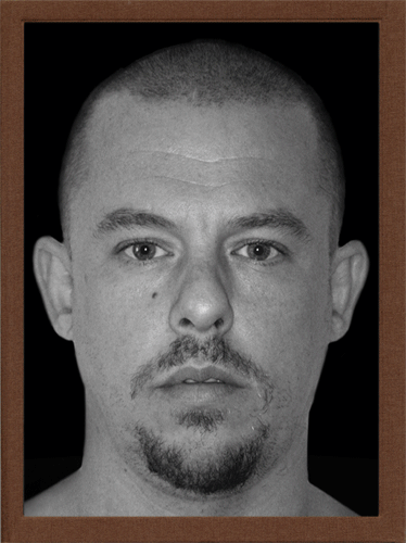 Alexander McQueen - Andrew Bolton & others (text), Sølve Sundsbø (photographs)